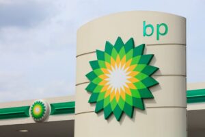 Logotipo de BP en una estaci&oacute;n de servicio con cielo nublado