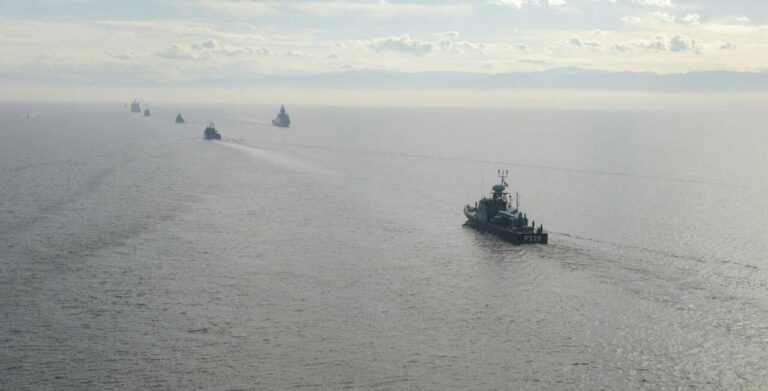 Buques militares en el estrecho de Ormuz - Europa Press/Contacto/Iranian Army Office