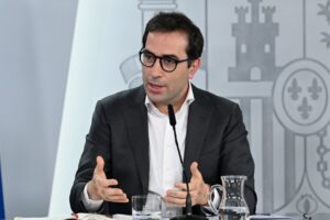 El vicepresidente primero y ministro de Econom&iacute;a, Comercio y Empresa, Carlos Cuerpo, en la rueda de prensa posterior al Consejo de Ministros. (Foto: Pool Moncloa/Borja Puig de la Bellacasa)