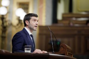 Pablo Bustinduy, ministro de Derechos Sociales, Consumo y Agenda 2030, en una intervenci&oacute;n en la C&aacute;mara. (Foto: Congreso)