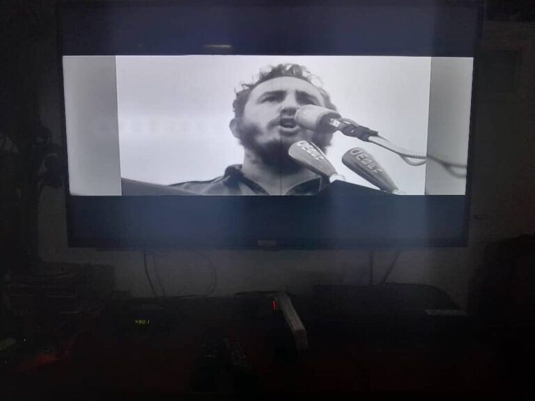 Fidel Castro dando un discurso en televisi&oacute;n