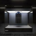 M&aacute;quina de computaci&oacute;n cu&aacute;ntica IBM Quantum System One en un entorno oscuro