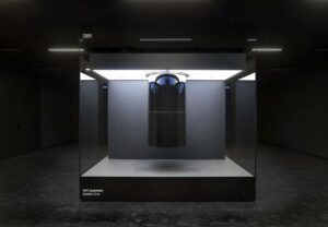 M&aacute;quina de computaci&oacute;n cu&aacute;ntica IBM Quantum System One en un entorno oscuro