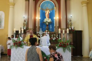 Celebraci&oacute;n de Domingo de Resurrecci&oacute;n en una iglesia cubana con decoraciones florales. Foto: Yuri Brizuela