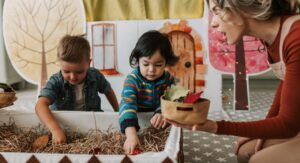 Ni&ntilde;os jugando en un entorno educativo con materiales naturales