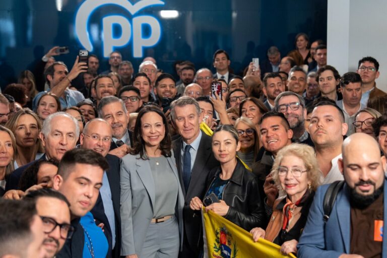 El l&iacute;der del PP, Alberto N&uacute;&ntilde;ez Feij&oacute;o, y la l&iacute;der opositora venezolana Mar&iacute;a Corina Machado en la sede nacional del partido. (Foto: PP)