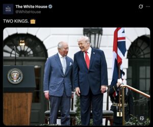 Carlos III y Donald Trump sonriendo en la Casa Blanca durante ceremonia militar