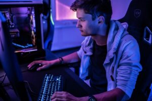 Joven jugando en una consola de videojuegos en un entorno iluminado