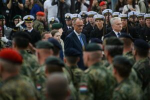 Friedrich Merz durante un acto militar en Vilna (Foto: Europa Press/Contacto/Yauhen Yerchak)