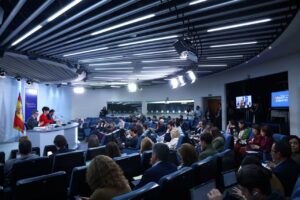 La portavoz del Gobierno y ministra de Inclusi&oacute;n, Seguridad Social y Migraciones, Elma Saz, ; el ministro de la Presidencia, Justicia y Relaciones con las Cortes, F&eacute;lix Bola&ntilde;os, y el ministro de Transportes y Movilidad Sostenible, &Oacute;scar Puente, en la rueda de prensa tras el Consejo de Ministros. (Foto: Pool Moncloa/Fernando Calvo)