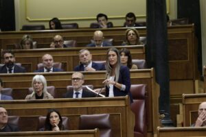 La portavoz de Junts en el Congreso, M&iacute;riam Nogueras, en la sesi&oacute;n de control. (Foto: Congreso)