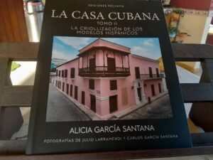 Portada del libro La Casa Cubana, Tomo II, sobre la criollización de modelos hispánicos.