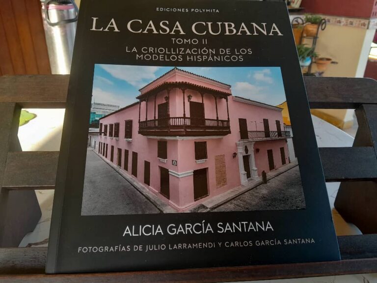 Portada del libro La Casa Cubana, Tomo II, sobre la criollizaci&oacute;n de modelos hisp&aacute;nicos.