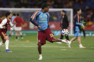 El futbolista de la selecci&oacute;n espa&ntilde;ola y el FC Barcelona Lamine Yamal, durante el calentamiento del amistoso Espa&ntilde;a-Egipto en el RCDE Stadium. (Foto: Javier Borrego / AFP7 / Europa Press)
