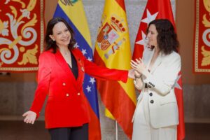 Mar&iacute;a Corina Machado, al recibir la Medalla de Oro de manos de Ayuso (Foto: Comunidad de Madrid)