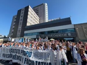 Imagen de la protesta de m&eacute;dicos y facultativos en el Hospital La Paz de Madrid. (Foto: Amyts)