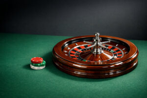 Mesa de ruleta con fichas de colores y bola blanca