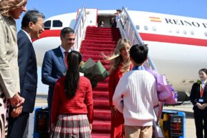 El presidente del Gobierno, Pedro S&aacute;nchez, junto a su mujer, Bego&ntilde;a G&oacute;mez, a su llegada al aeropuerto internacional del Pek&iacute;n (China). (Foto: Moncloa)