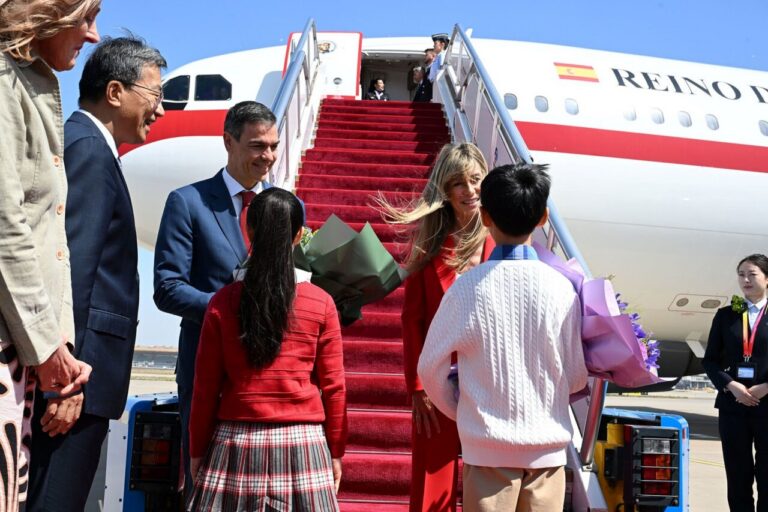 El presidente del Gobierno, Pedro S&aacute;nchez, junto a su mujer, Bego&ntilde;a G&oacute;mez, a su llegada al aeropuerto internacional del Pek&iacute;n (China). (Foto: Moncloa)