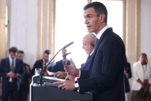 El presidente del Gobierno, Pedro S&aacute;nchez, junto al presidente de la Rep&uacute;blica Federativa de Brasil, en el Palacio de Pedralbes en una comparecencia ante los medios. (Foto: Pool Moncloa/Fernando Calvo)