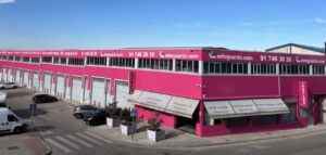 Edificio de trasteros de color rosa con letreros visibles