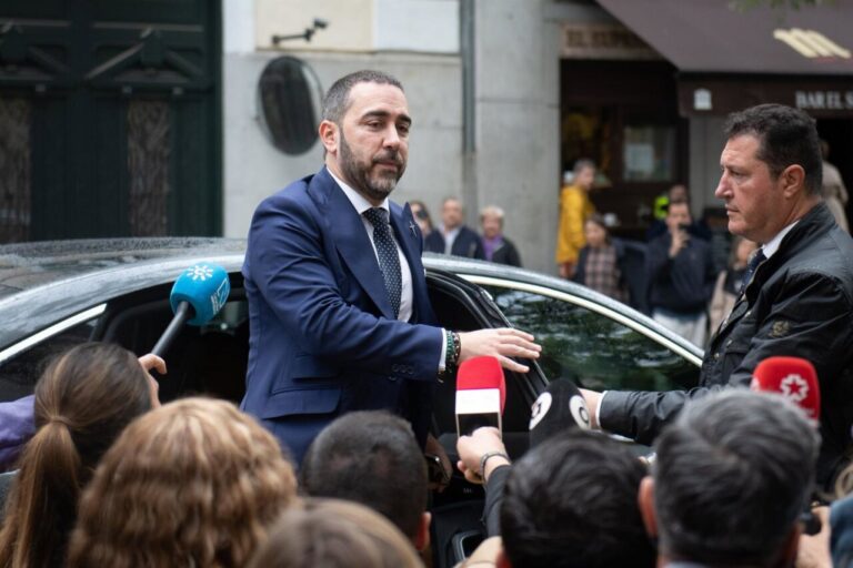 El empresario V&iacute;ctor de Aldama a su llegada al Tribunal Supremo. (Foto: Fernando S&aacute;nchez - Europa Press)