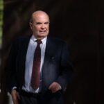 El exvicepresidente de la Junta de Andaluc&iacute;a Gaspar Zarr&iacute;as, a su llegada para declarar como testigo en el juicio por el caso &lsquo;Leire D&iacute;ez&rsquo;, en los juzgados de Plaza Castilla. (Foto: Fernando S&aacute;nchez - Europa Press)