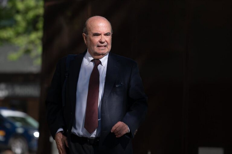 El exvicepresidente de la Junta de Andaluc&iacute;a Gaspar Zarr&iacute;as, a su llegada para declarar como testigo en el juicio por el caso &lsquo;Leire D&iacute;ez&rsquo;, en los juzgados de Plaza Castilla. (Foto: Fernando S&aacute;nchez - Europa Press)