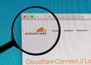 Logo de Cloudflare en una pantalla con lupa