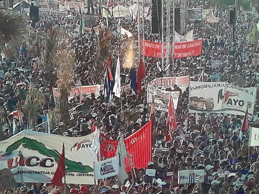 Multitudinaria manifestaci&oacute;n en Cuba por el Primero de Mayo con banderas y pancartas.