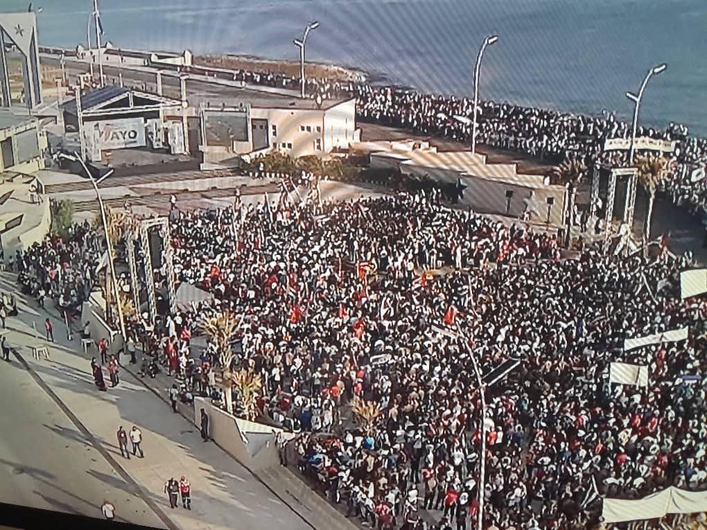 Multitud de personas en manifestaci&oacute;n frente a la embajada de EEUU en Cuba.