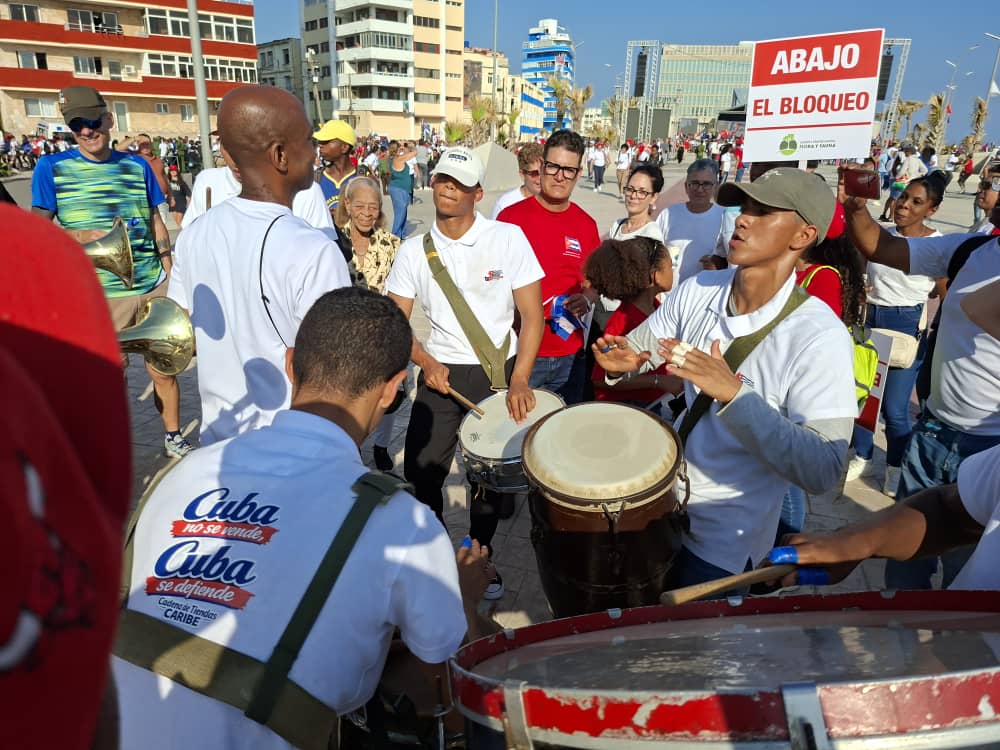 Grupo de personas tocando instrumentos en una manifestaci&oacute;n en Cuba. Foto de Julio A Larramendi