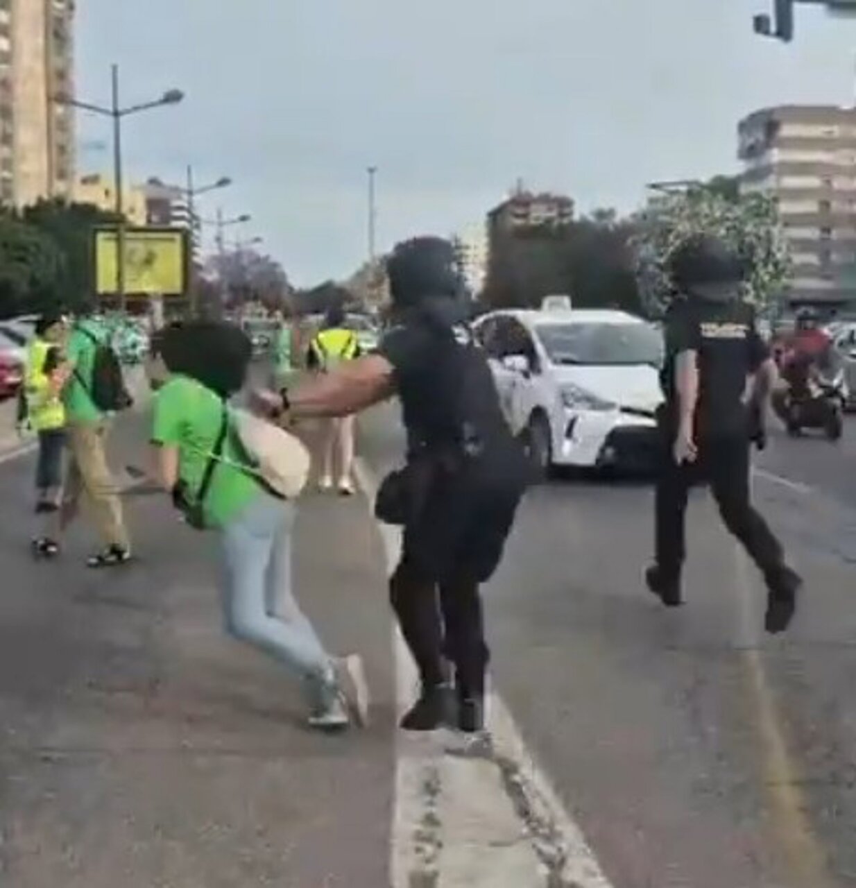 Agresi&oacute;n policial a una manifestante durante protesta educativa en Valencia.
