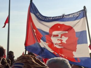 Bandera con la imagen de Che Guevara ondeando en un evento en Cuba. Foto de Julio A Larramendi