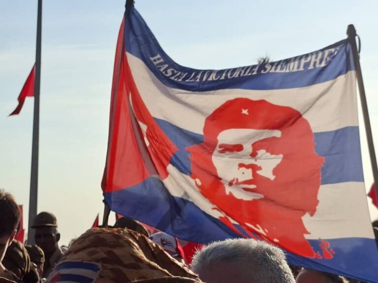 Bandera con la imagen de Che Guevara ondeando en un evento en Cuba. Foto de Julio A Larramendi