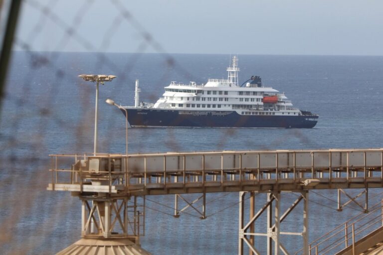 Imagen del crucero &lsquo;MV Hondius&rsquo; en las inmediaciones de Cabo Verde. Foto: Elton Monteiro / Xinhua News / Europa Press / Cont)