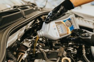 Persona cambiando el aceite del motor en un coche
