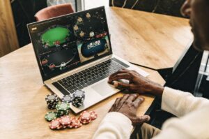 Un joven juega al p&oacute;ker online en su port&aacute;til