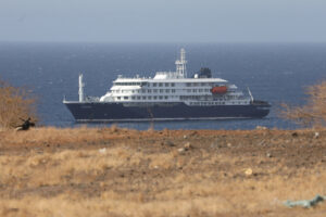 El crucero Hondius frente a las costas de Cabo Verde. (Foto: Elton Monteiro / Xinhua News / Europa Press)