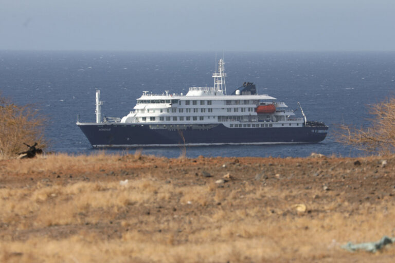 El crucero Hondius frente a las costas de Cabo Verde. (Foto: Elton Monteiro / Xinhua News / Europa Press)