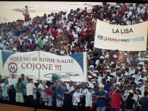 Multitud de personas en concentraci&oacute;n frente a la embajada de EEUU en Cuba