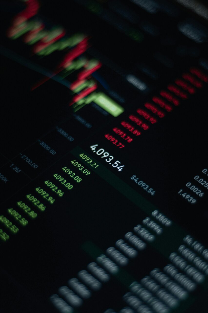 Gr&aacute;ficos de datos financieros en una pantalla oscura
