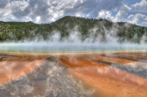 Vista de un paisaje geot&eacute;rmico con vapor y colores naturales