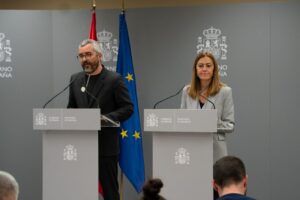 El secretario de Estado de Sanidad, Javier Padilla, y la secretaria general de Protecci&oacute;n Civil y Emergencias, Virginia Barcones, en una rueda de prensa para informar sobre las &uacute;ltimas noticias del brote de hantavirus y el barco &lsquo;MV Hondius&rsquo;. (Foto: Ministerio de Sanidad)