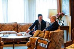 El lehendakari, Imanol Pradales, y el exlehendakari, Carlos Garaikoetxea, en una imagen de archivo. (Foto: Irekia / Europa Press)