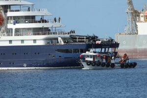 Evacuaci&oacute;n en lancha de los ciudadanos espa&ntilde;oles del crucero MV Hondius (Foto: &Aacute;lex Rosa)