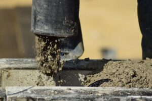 Proceso de vertido de hormig&oacute;n preparado en una obra de construcci&oacute;n