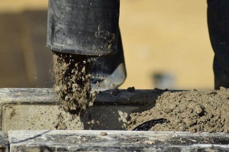 Proceso de vertido de hormig&oacute;n preparado en una obra de construcci&oacute;n