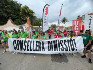 Docentes en huelga sosteniendo una pancarta en Valencia
