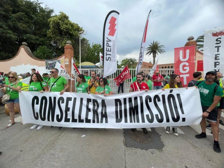 Docentes en huelga sosteniendo una pancarta en Valencia
